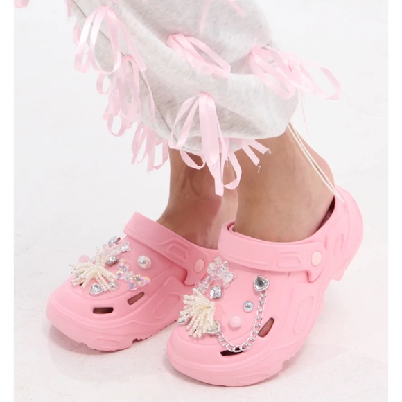 AKIRA AZALEA WANG MAVA PINK PEARL IRIDESCENT
FLAT SLIDES CLOGS - Picture 2 of 5